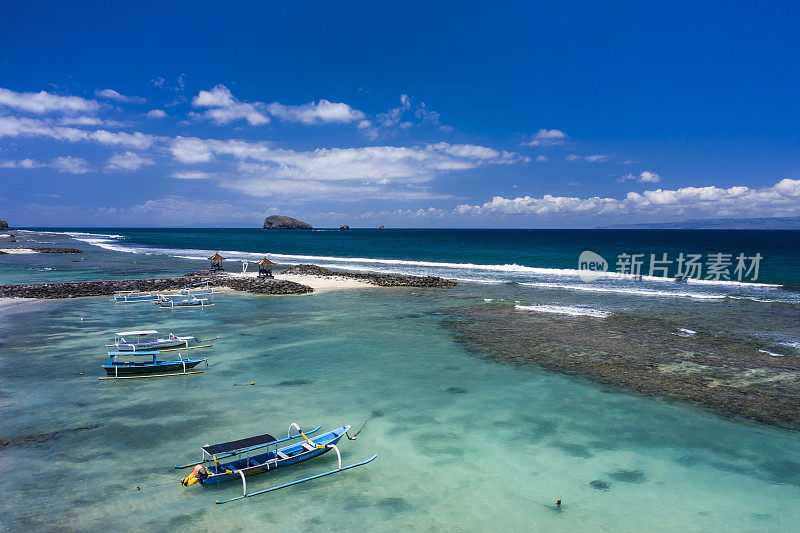 印度尼西亚巴厘岛的Candi Dasa海滩小镇的空中海岸线